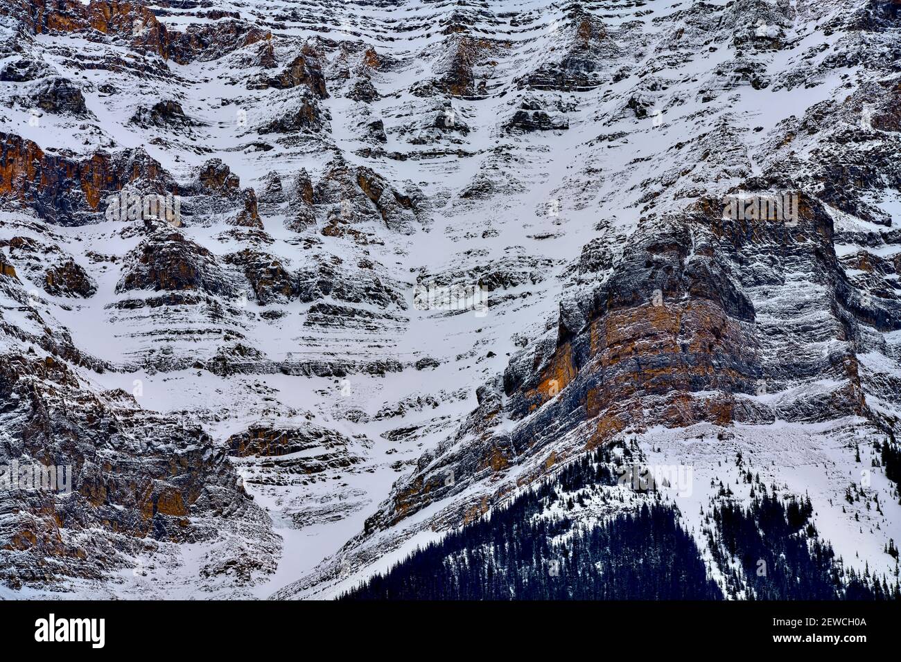 Una imagen de primer plano del lado rocoso del Monte Kerkeslin de Athabasca Falls en invierno en el Parque Nacional Jasper En Alberta, Canadá Foto de stock