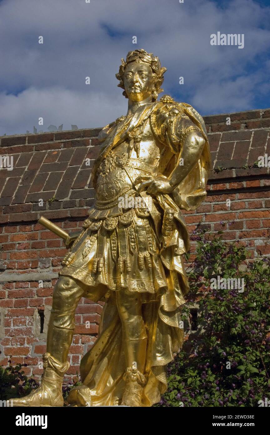 Una estatua de oro del rey Jorge III vestido como emperador romano. En exhibición pública en Portsmouth, Hampshire. Foto de stock