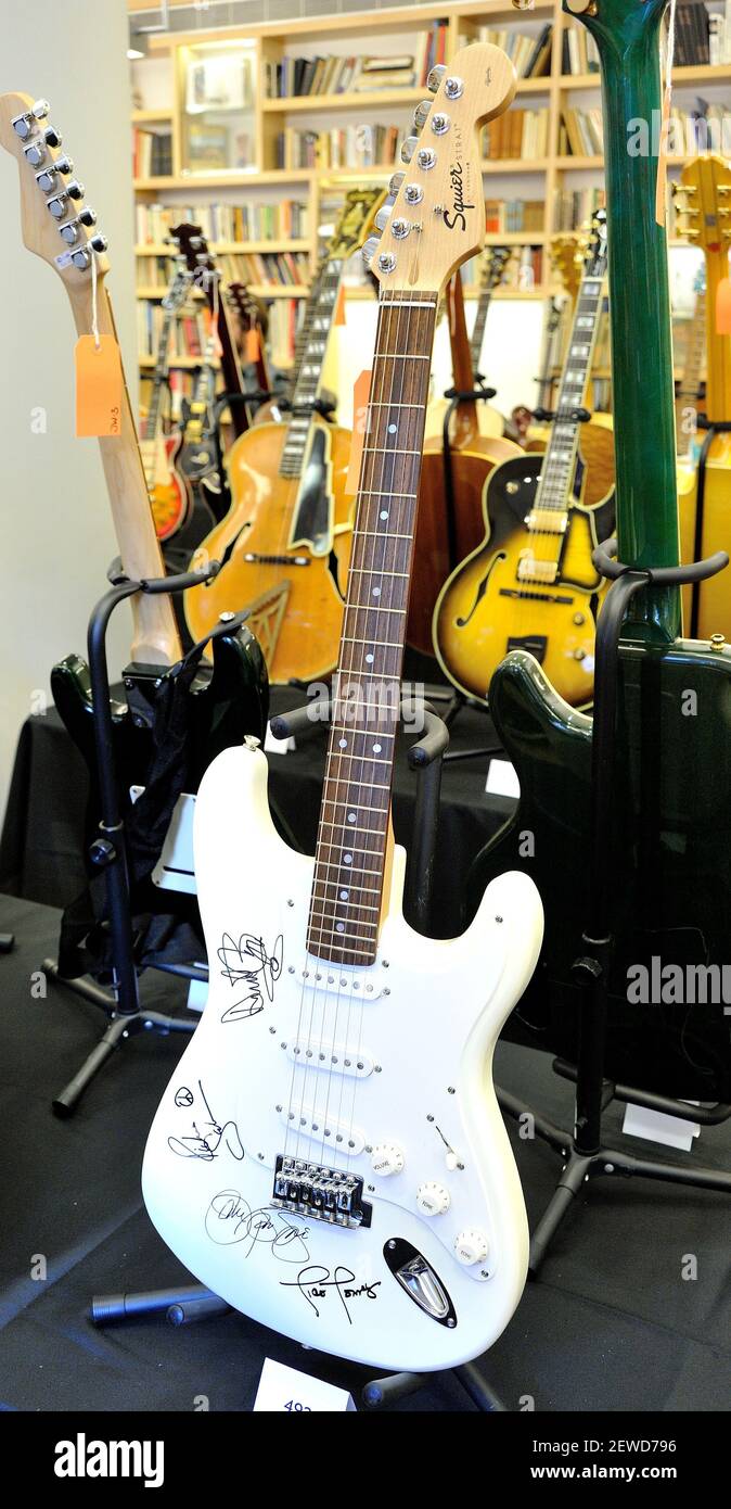 Fender Squier Guitarra eléctrica Stratocaster firmado por los músicos Jon  Bon Jovi, Richie Sambora y otros miembros de Bon Jovi en exhibición en  Guitars en la Subasta por Guernsey's en Nueva York,