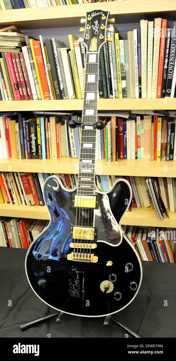 Gibson Custom BB King Lucille guitarra eléctrica firmado por el músico BB  King en exhibición en Guitars en la subasta por Guernsey's en Nueva York,  NY el 26 de febrero de 2016. (