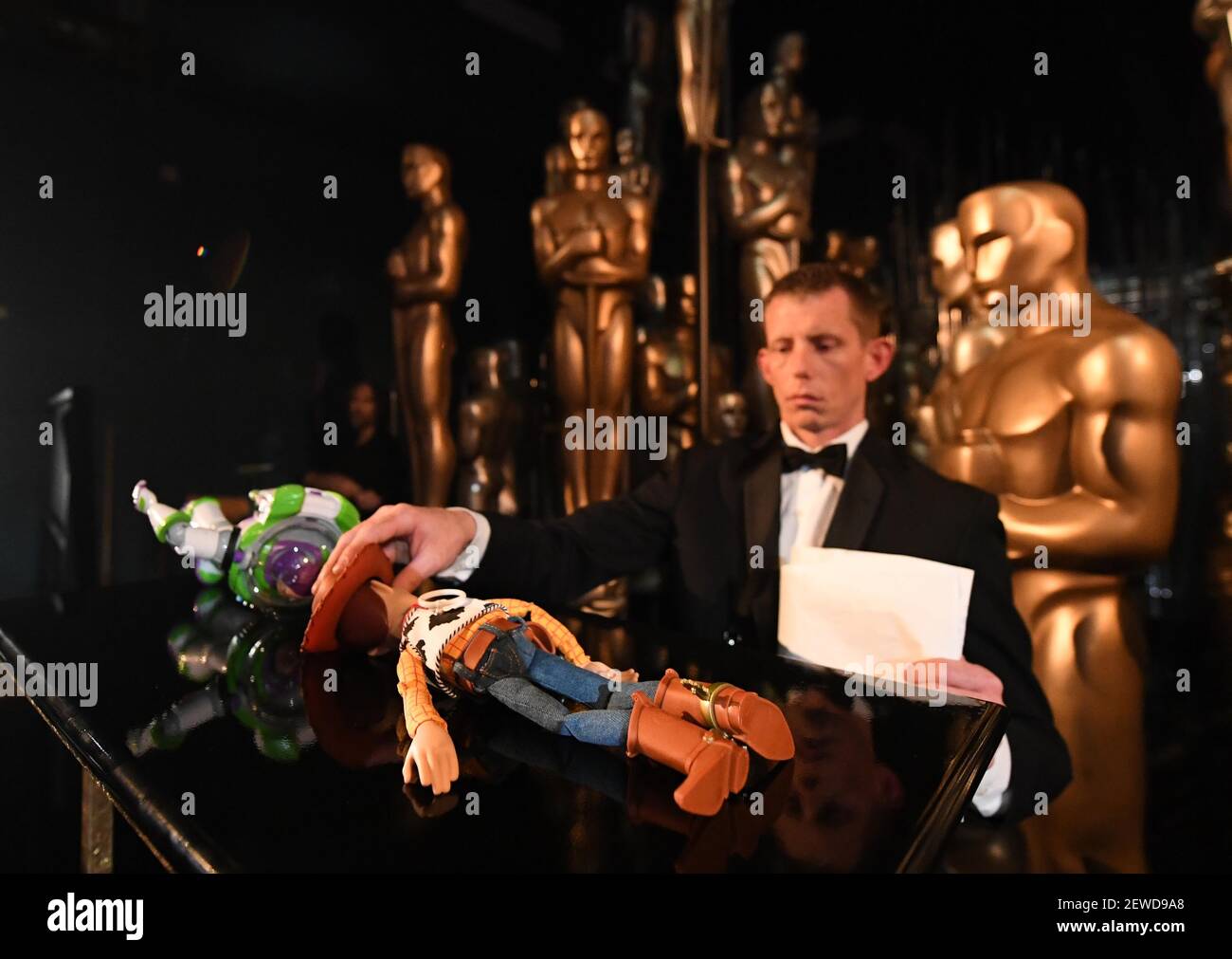 28 de febrero de 2016; Hollywood, CA, EE.UU.; Los personajes de Toy Story Buzz Lightyear y Woody están preparados entre bastidores durante los premios anuales de la Academia 88th en el Dolby Theatre. Crédito obligatorio: Red HOY Robert Hanashiro-USA Foto de stock