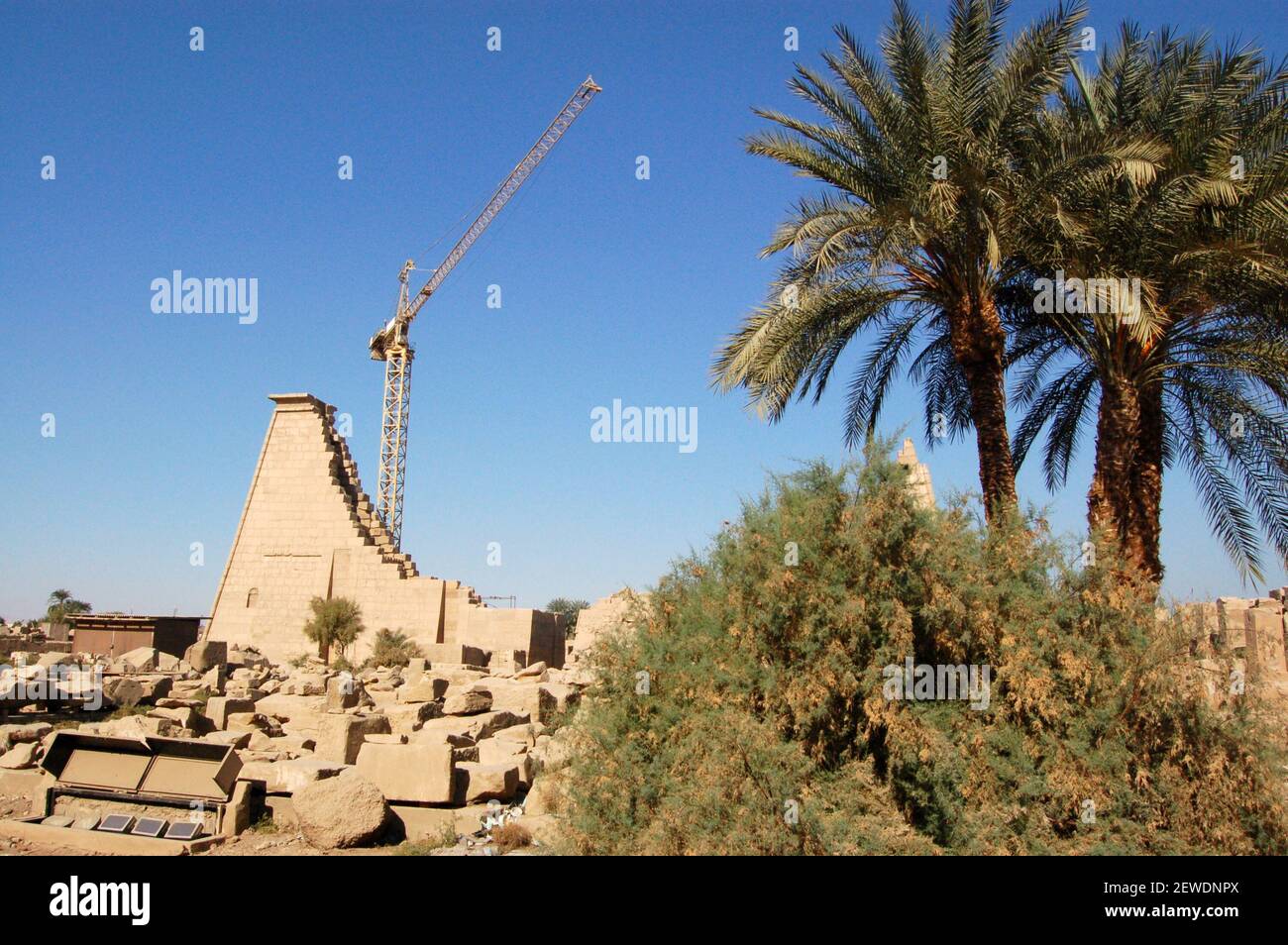 Obras de restauración uno de los grandes pilones en el Templo de Karnak en Luxor, antes Tebas, Egipto Foto de stock