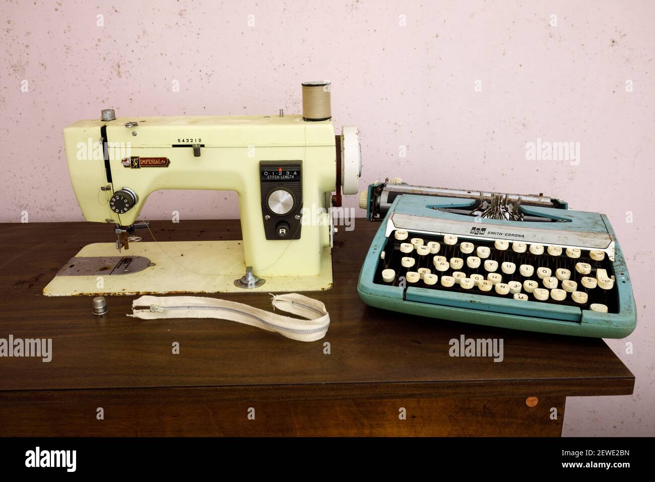 Una máquina de coser Imperial modelo 535 y una máquina de escribir Smith Corona SCM Corsair Deluxe. Foto de stock