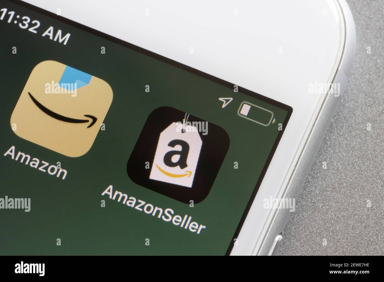 Amazon Seller y las aplicaciones de Compras se ven en un iPhone. Los vendedores de Amazon pueden optar por gestionar la gestión logística a través del servicio de Logística de Amazon o hacerlo por sí mismos. Foto de stock