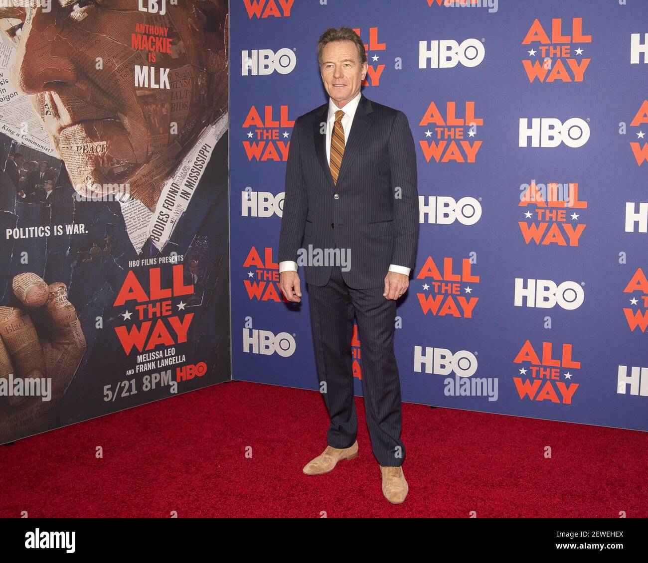El actor Bryan Cranston participa en una llamada de fotos antes de un evento VIP especial y panel de discusión para la producción de HBO Films 'All the Way', en el Appel Room at Jazz at Lincoln Center en la ciudad de Nueva York, NY, EE.UU. El 17 de mayo de 2016. Foto de stock