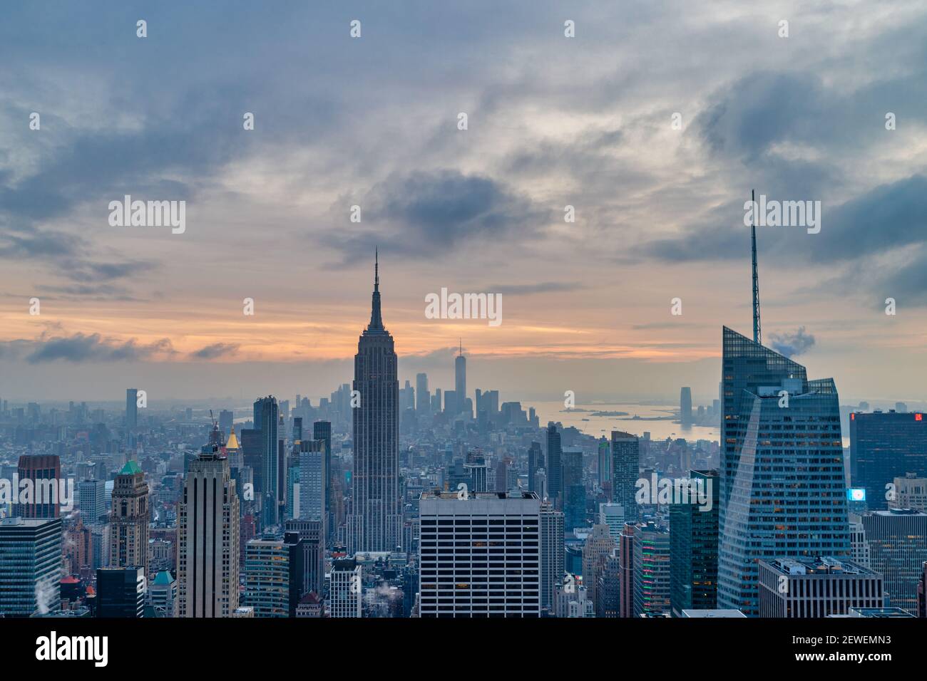 El horizonte de Nueva York desde la cima de la observación de rocas Terraza en el centro Rockefeller con vistas a la puesta del sol con nubes en el cielo Foto de stock