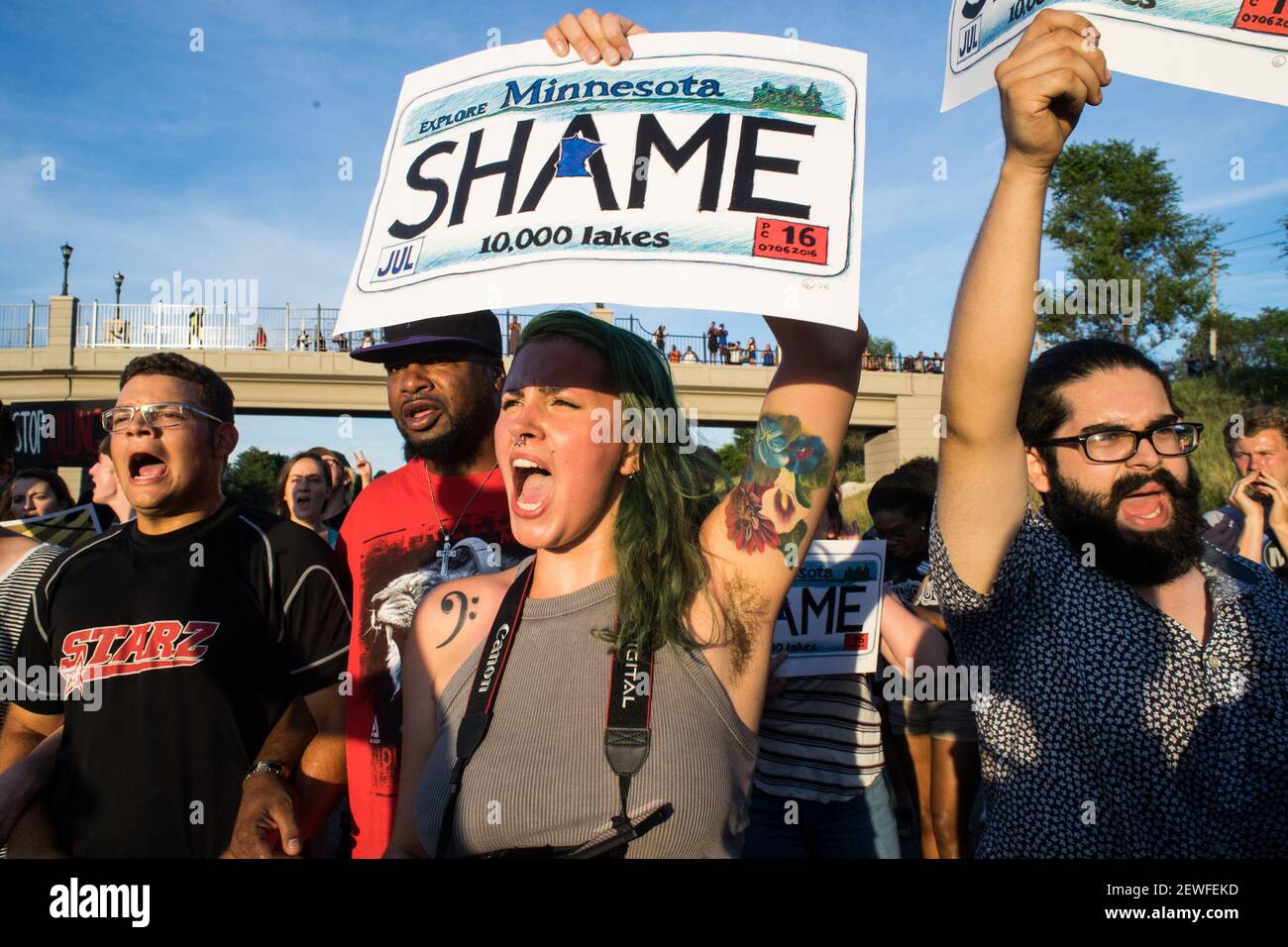 Black Lives Matter los manifestantes cerraron la Interestatal 94 el 9 de julio de 2016 en San Pablo para protestar por el asesinato policial de Philando Castilla. (Foto de Annabelle Marcovici) *** por favor use crédito del campo de crédito *** por favor use crédito del campo de crédito *** Foto de stock