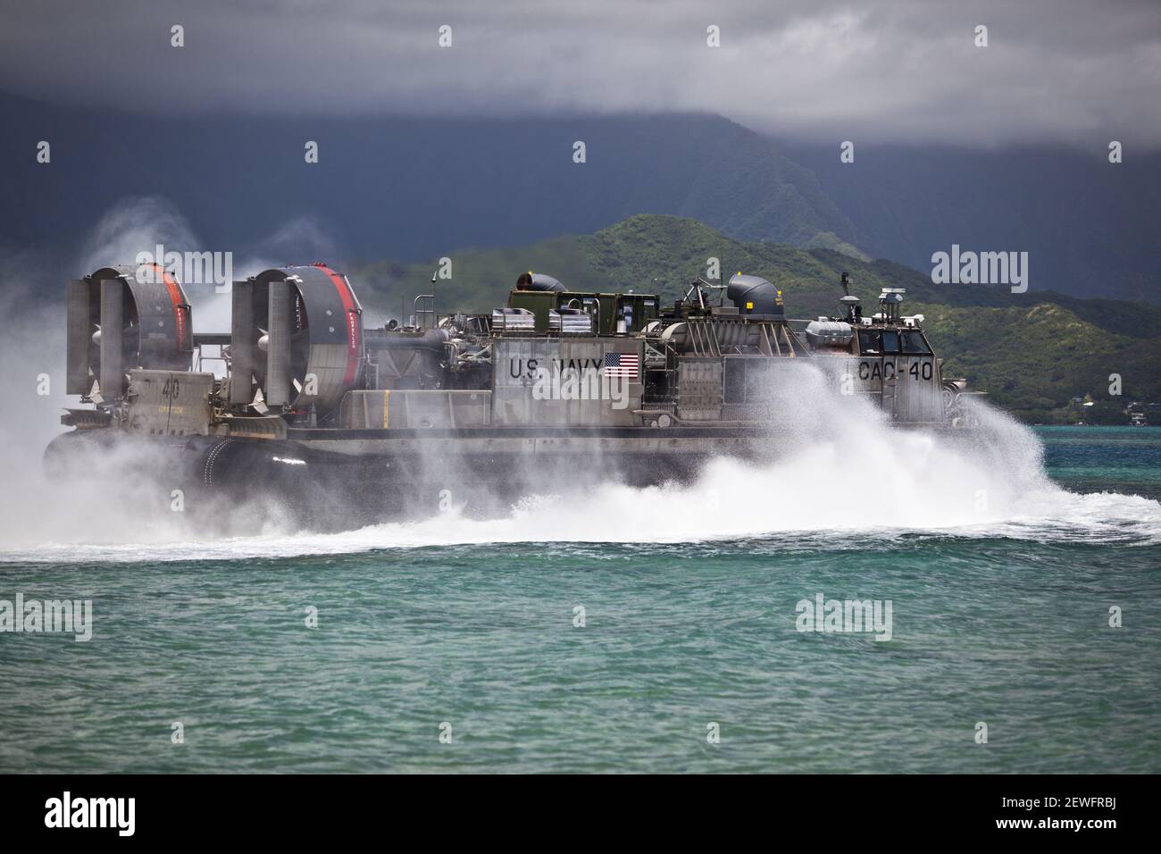Un cojín aéreo de naves de aterrizaje de la Marina de los EE.UU. (LCAC) asignado a la unidad de naves de asalto 5 sale de la costa durante un ejercicio de carga en la zona de aterrizaje Westfield a bordo de la Estación Aérea del cuerpo de Infantería de Marina, Kaneohe Bay, Hawaii, 12th de julio de 2016. Los LCACs asignados a la Unidad de Artesanía de Asalto 5, Destacamento Foxtrot, están transportando equipo del cuerpo de Marina de los Estados Unidos a USS San Diego para que pueda ser enviado al Área de Entrenamiento de Pohakuloa, Hawai, en apoyo del ejercicio de Rim of the Pacific. (EE.UU Marine Corps Foto por Cpl. Aaron S. Patterson) por favor tenga en cuenta: Las tarifas cobradas por la agencia son solo por los servicios de la agencia, y no lo son, ni lo son Foto de stock