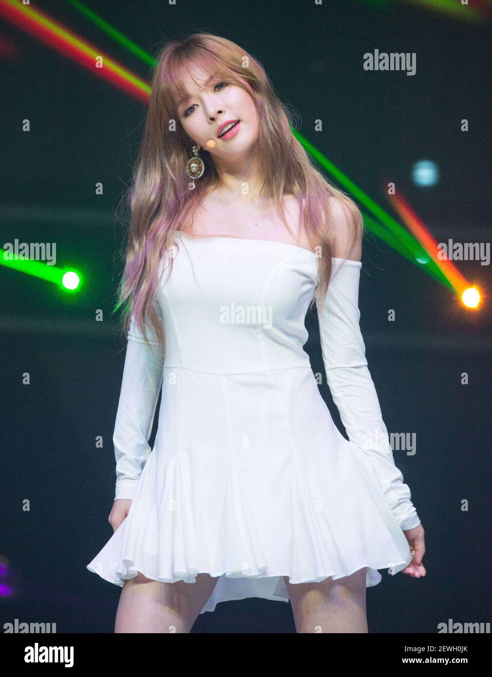 La cantante surcoreana Hyuna actúa en el escenario durante el programa de  música MBC TV K-Pop 'Show Champion' en el MBC Dream Center en Goyang, Corea  del Sur, el 10 de agosto