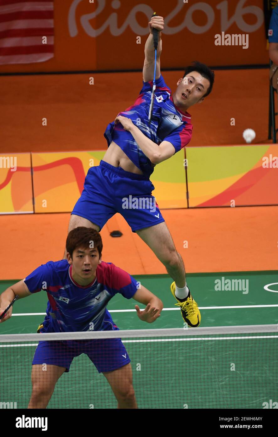 Las coreanas Lee Yong Dae y Yoo Yeon Seong (top) compiten contra las  malaias Goh V Shem y tan Wee Kiong durante el cuarto final masculino de  dobles de Badminton en los
