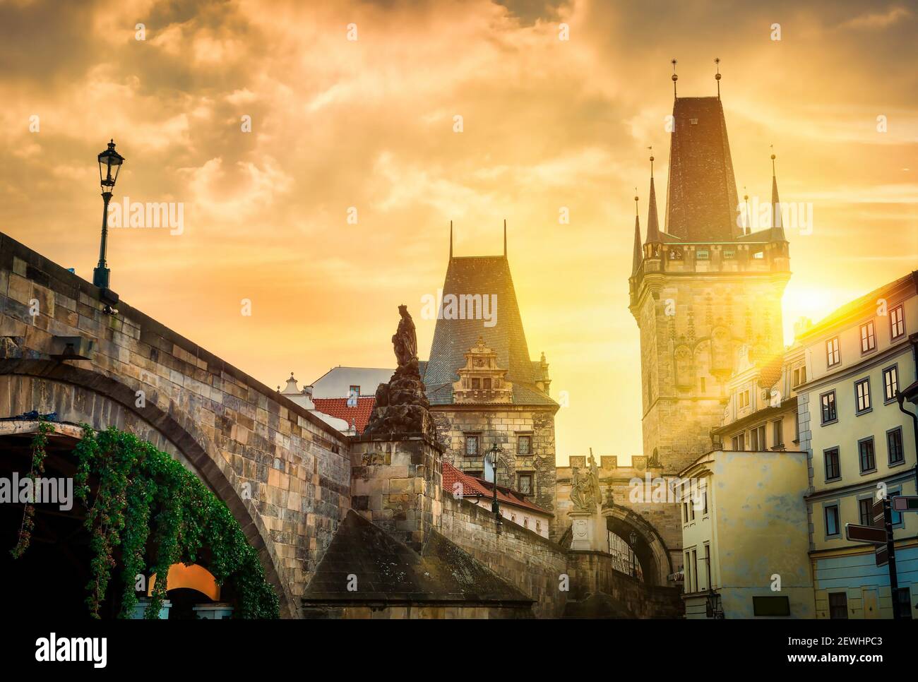 Vista de la torre del puente inferior del Puente de Carlos en Praga. Foto de stock