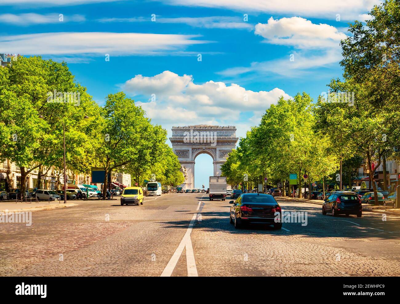 Camino de la Champs Elysee conduciendo a Arc de Triomphe de París, Francia. Foto de stock