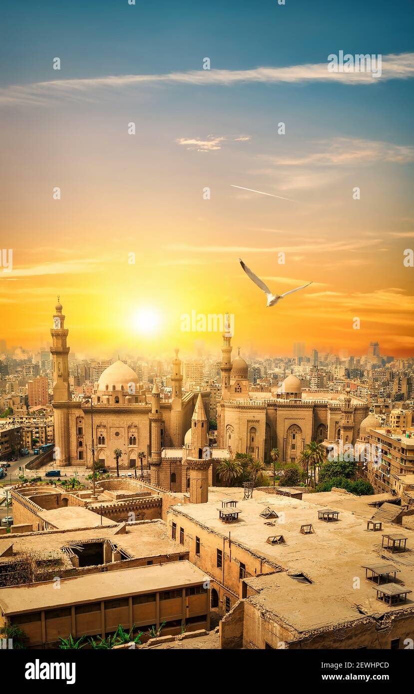 Vista de la Mezquita Sultan Hassan en El Cairo. Foto de stock