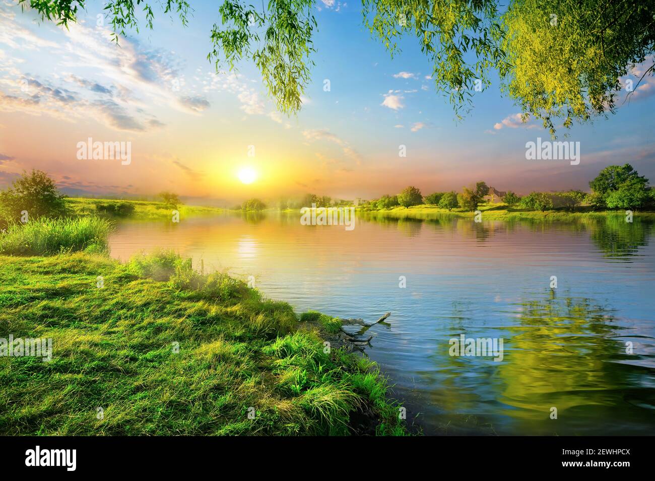 Puesta de sol en un río tranquilo en verano. Foto de stock
