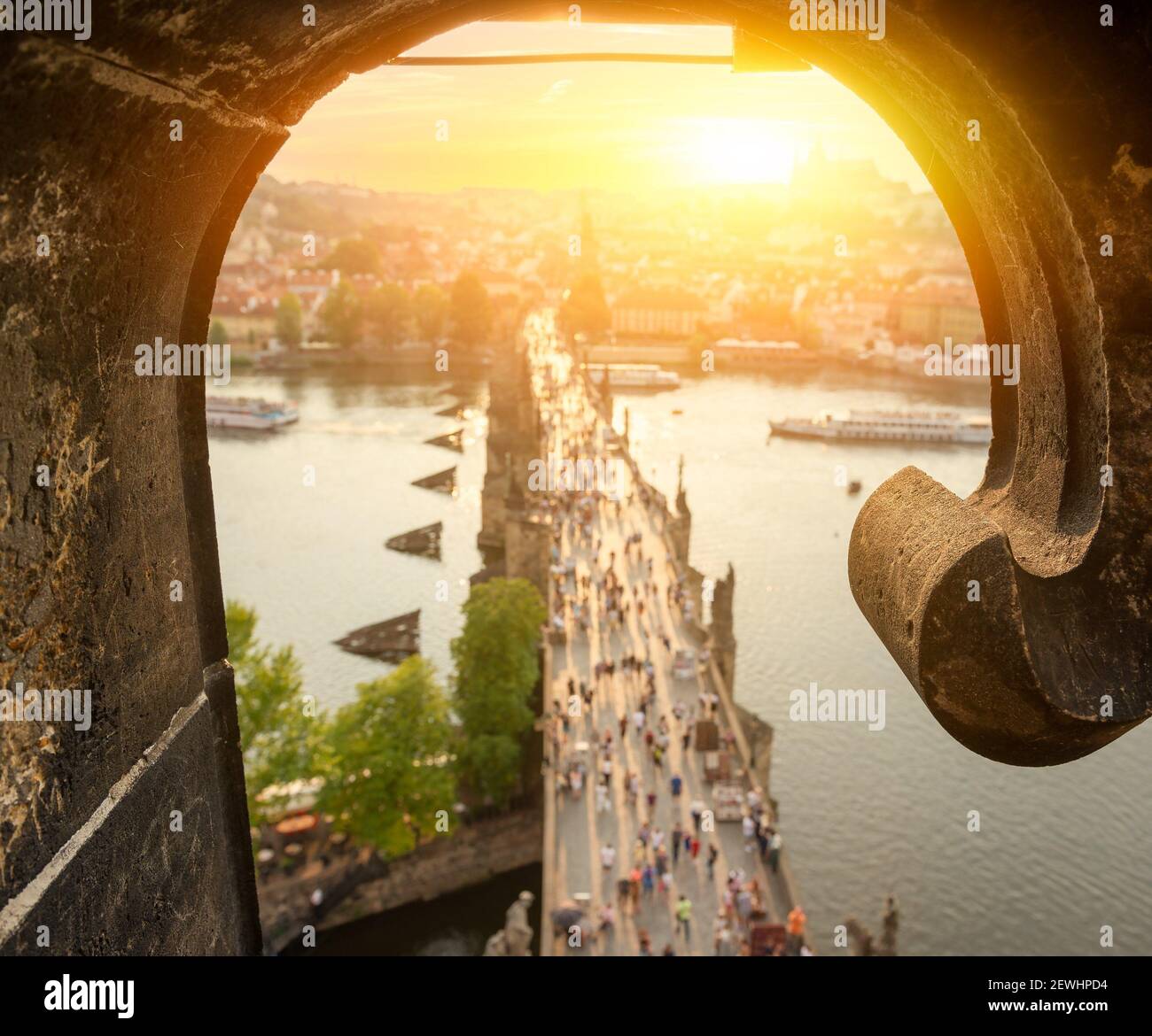 Vista sobre el puente de Carlos en Praga al atardecer desde arriba. Foto de stock