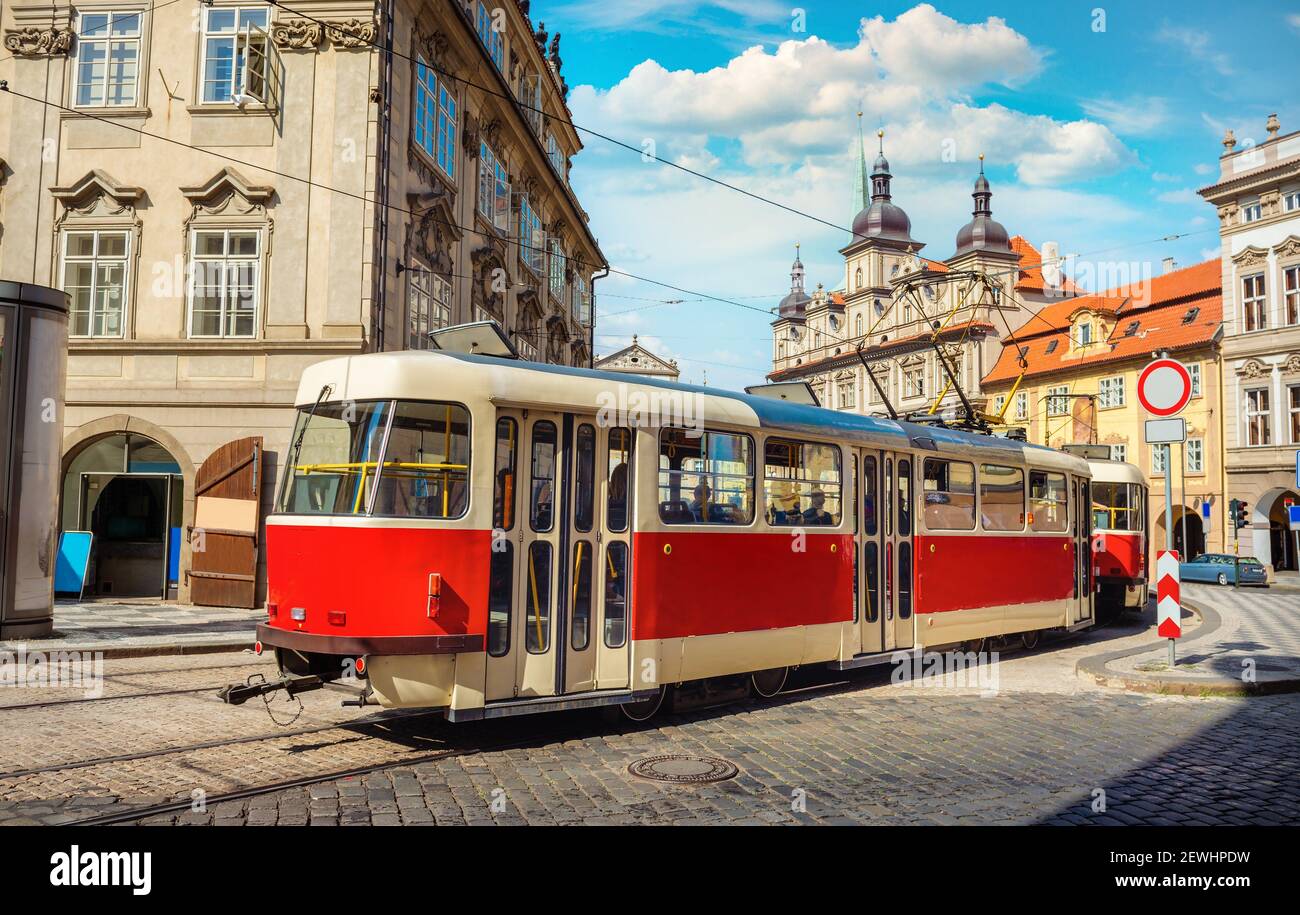 Tranvía en Praga en una calle histórica. Foto de stock