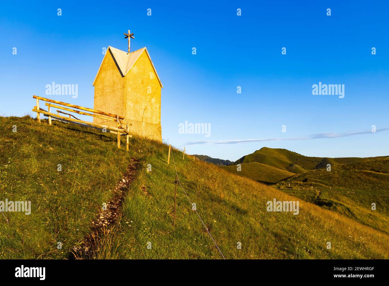 Paisaje veraniego cerca de Monte Grappa, norte de Italia. Foto de stock