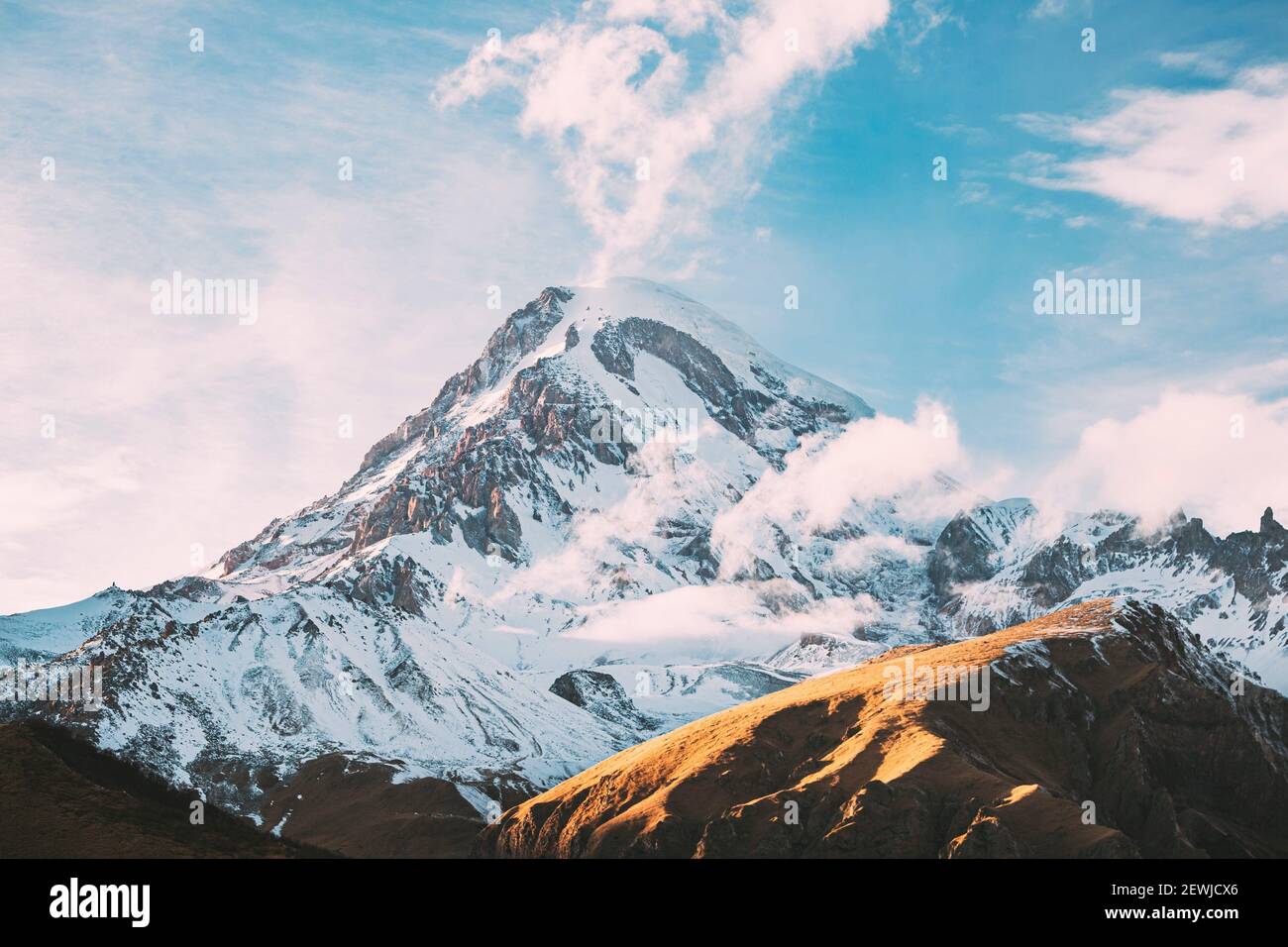 Stepantsminda, Gergeti, Georgia. Pico del monte Kazbek cubierto de nieve. Kazbek es un Stratovolcano y una de las principales montañas del Cáucaso. Hermoso Foto de stock