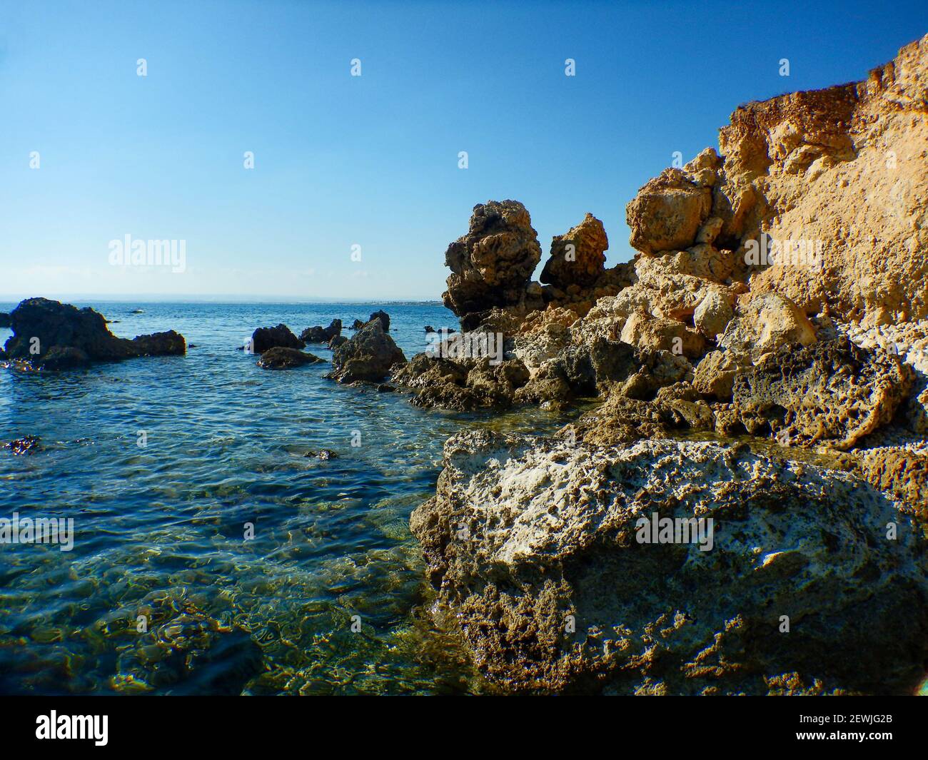 Sicilia - punta de las hormigas: Vista de algunas cuevas y promontorios tallados por el mar y el viento. Foto de stock