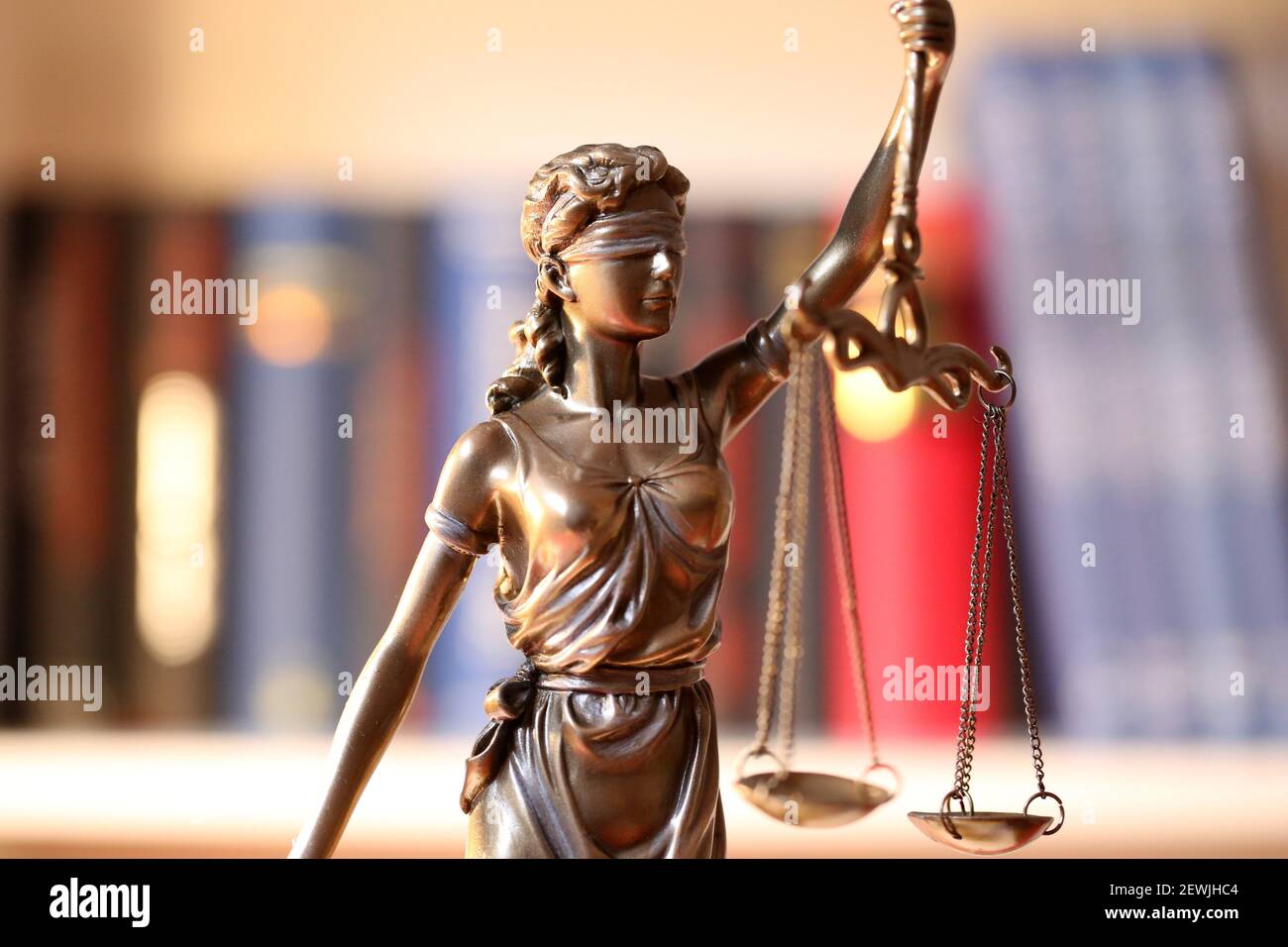 Primer plano de una Justitia como símbolo de la ley, la justicia, etc. Foto de stock