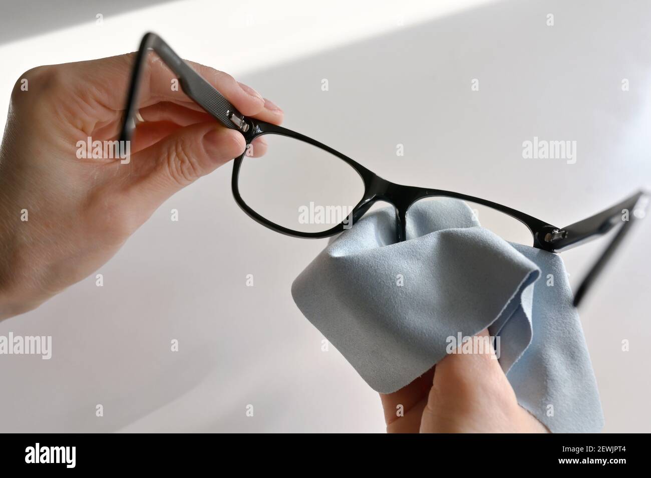 Paños de microfibra toallitas para limpiar gafas de gafas o gafas de sol  Fotografía de stock - Alamy