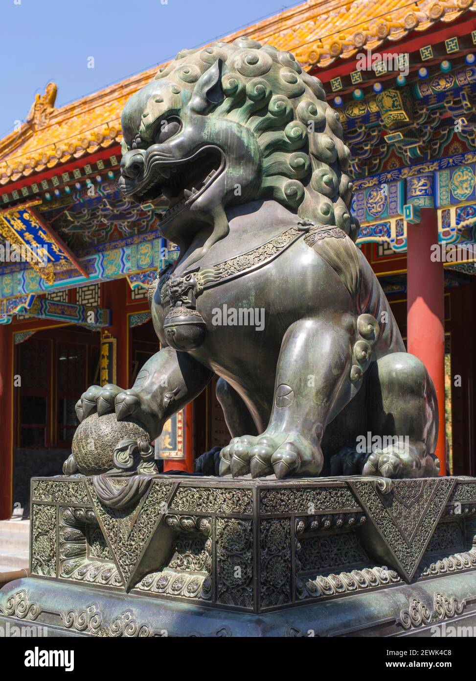 León de bronce. El Palacio de Verano. Pekín. Los leones guardianes chinos siempre se crean en parejas, con el macho jugando con una pelota y la hembra Foto de stock