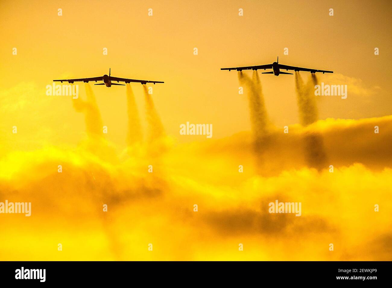 Dos Stratofortresses B-52 vuelan sobre la Estación Fairford, Reino Unido, 22 de agosto de 2020. Los bombarderos estratégicos contribuyen a la estabilidad del teatro europeo Foto de stock