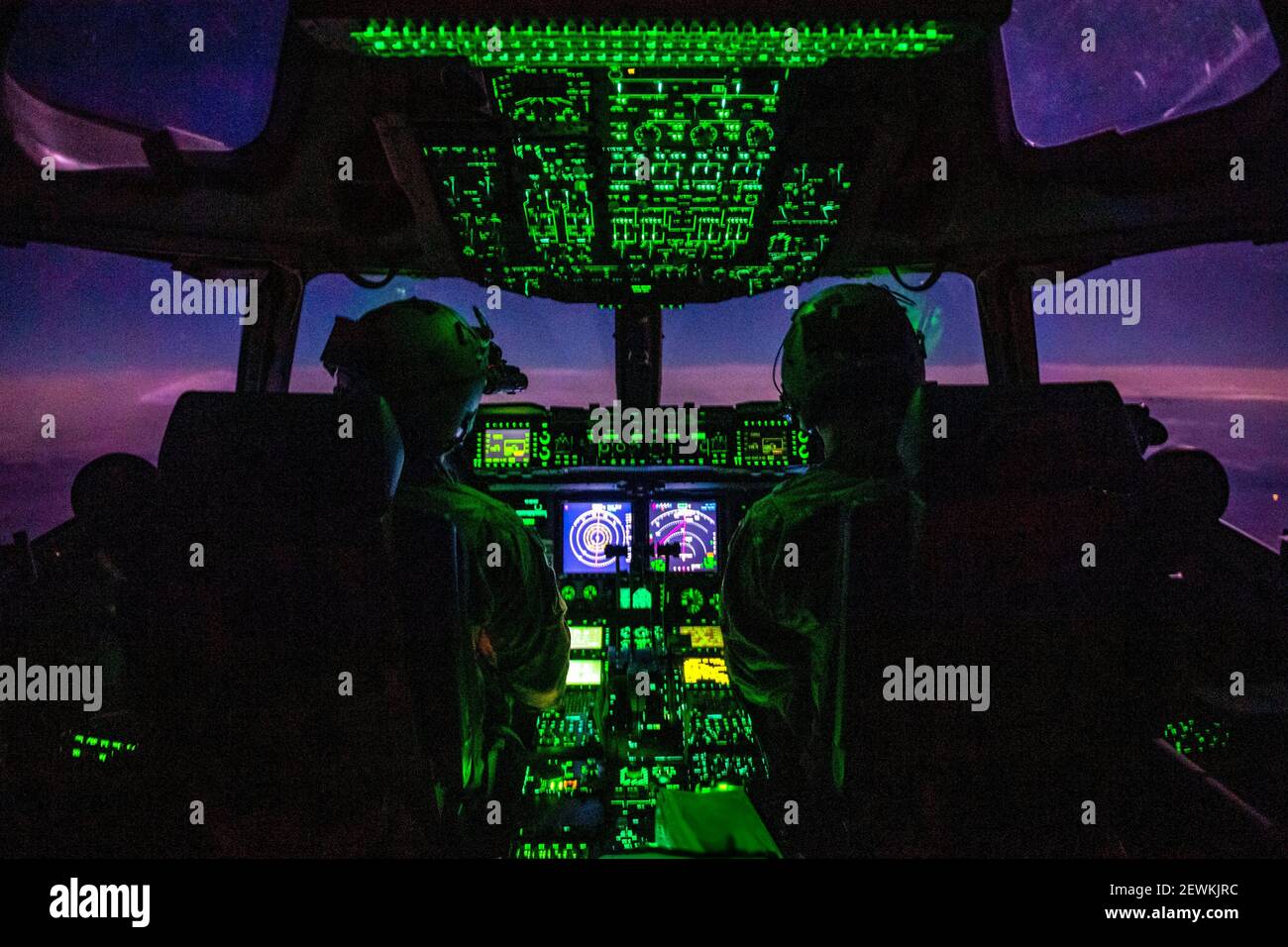C-17 miembros de la tripulación de Globemaster III asignados al Expedicionario 816th El escuadrón del aerodeslizador realiza tareas de vuelo rutinarias durante el transporte de carga Foto de stock
