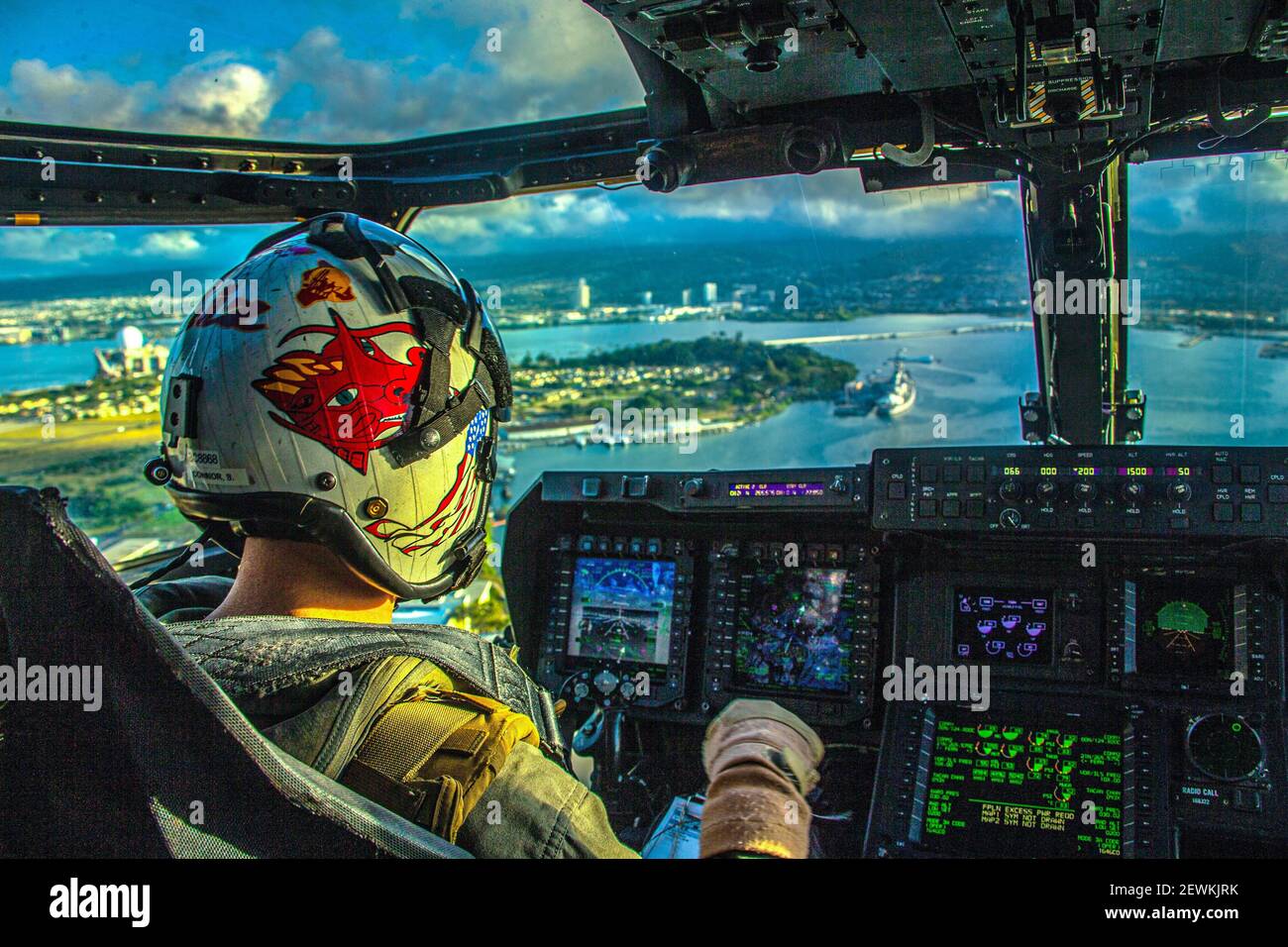 PEARL HARBOR (Dic 21, 2020) el capitán del cuerpo de Infantería de Marina de EE.UU. Brendon Connor, un piloto asignado al escuadrón del Tiltrotor Medio Marino (VMM) 268, vuela su MV-22 Foto de stock