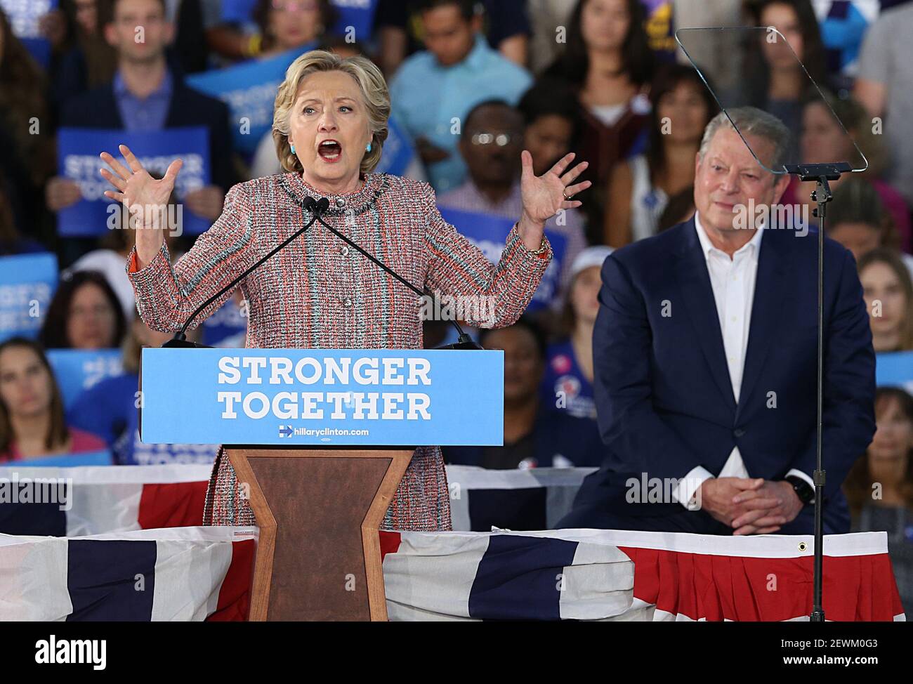 Hillary Clinton reúne a sus partidarios mientras hace campañas con la ex vicepresidenta al Gore el martes, 11 de octubre de 2016 en el Miami Dade College Kendall Campus en Miami, Fla. (Foto de Pedro Portal/Miami Herald/TNS) *** por favor use Credit from Credit Field *** Foto de stock