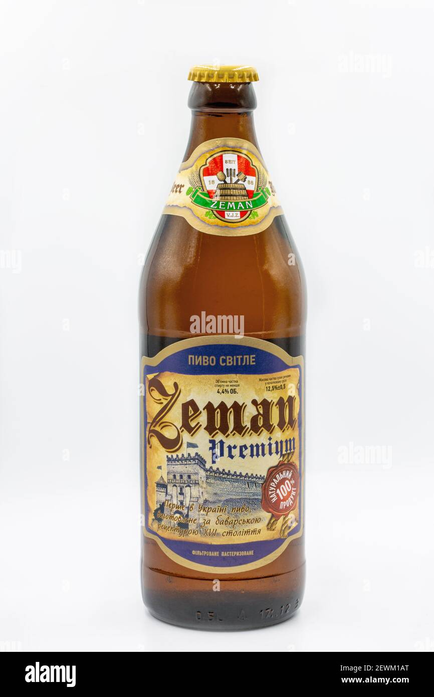 KIEV, UCRANIA - 06 DE ENERO de 2021: Studio shot of Ukrainian Zeman premium cerveza lager botella primer plano contra fondo blanco. Lutsk castillo en la etiqueta Foto de stock