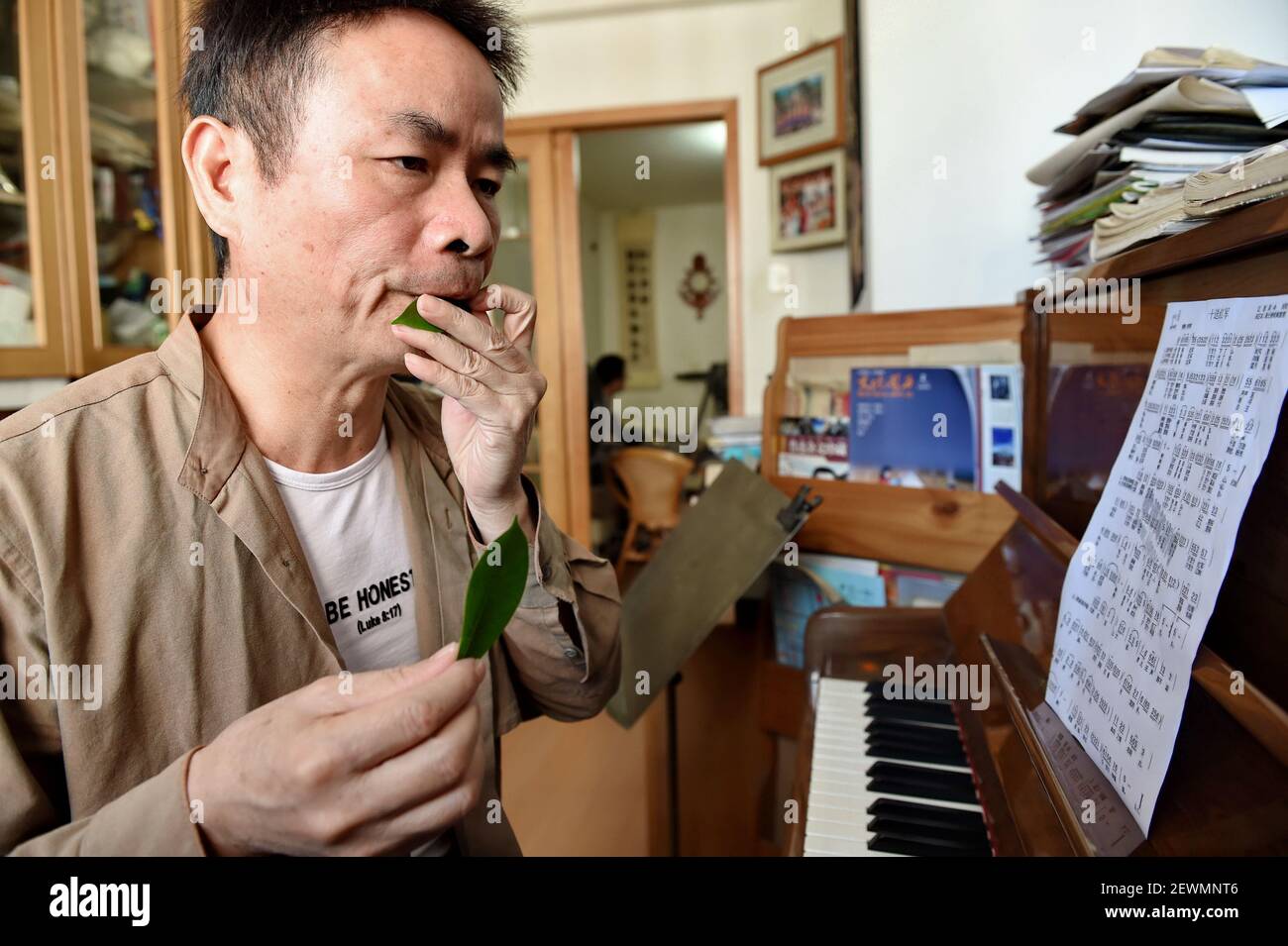 Qiu Shaochun practica el soplo de hojas poniendo una hoja fresca en sus  labios, sopla una melodía tras otra, cautivando al público con vitalidad  rítmica y expresión delicada. "Las hojas pueden ser