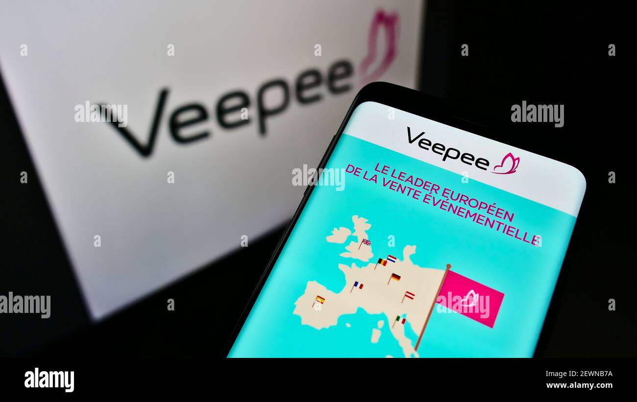 Smartphone con sitio web de la empresa francesa vente-privee.com SA  (Veepee) en la pantalla frente al logotipo. Céntrese en la parte superior  central de la pantalla del teléfono móvil Fotografía de stock -