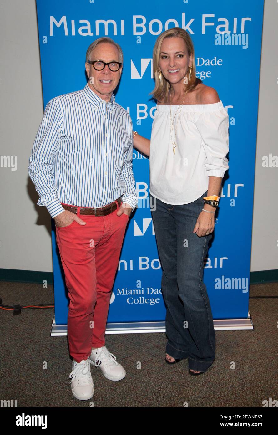 Tommy Hilfiger y Lisa Petrillo se ven durante la presentación del libro  Tommy Hilfiger American Dreamer: My Live in Fashion & Business en la Feria  del Libro de Miami el 20 de