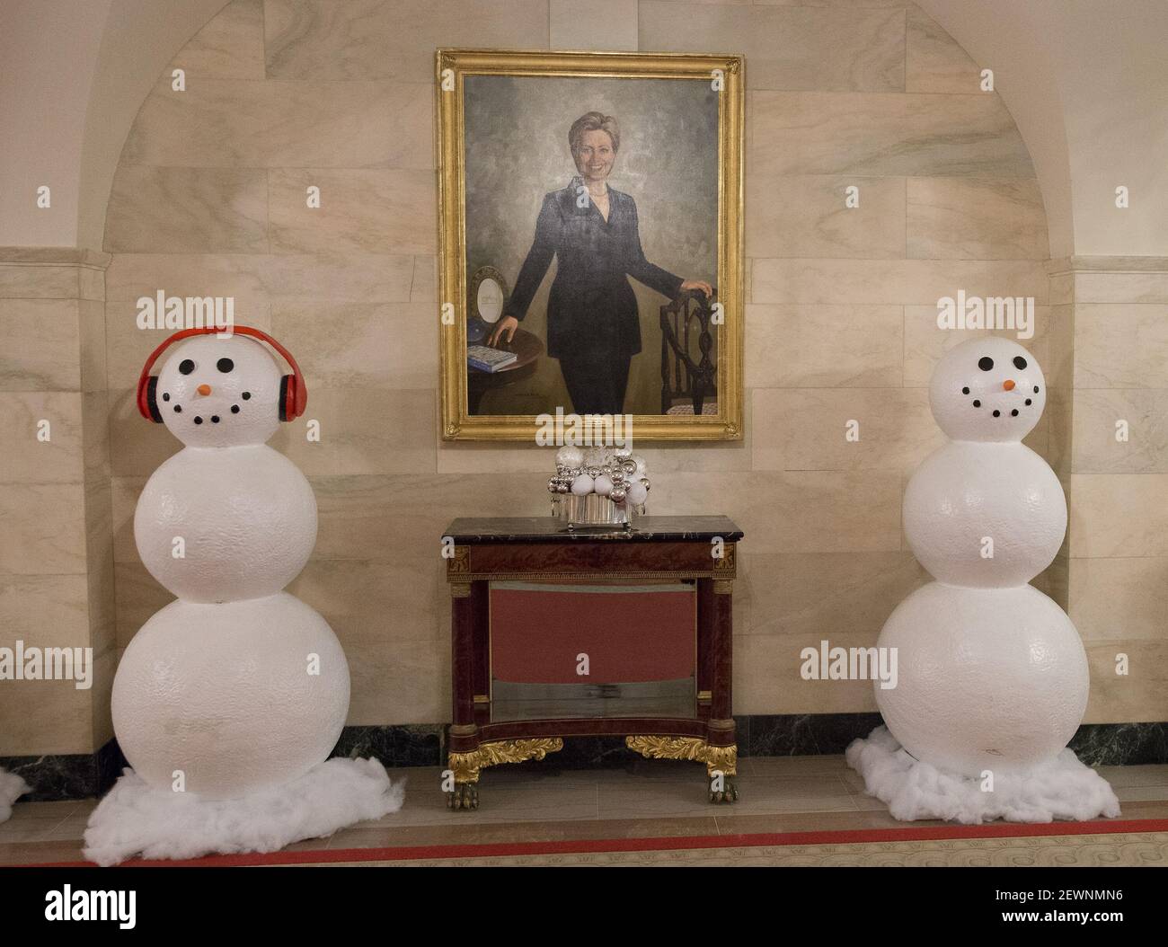 Las decoraciones navideñas de la Casa Blanca de 2016 son vistas de antemano  para la prensa en la Casa Blanca en Washington, DC el martes, 29 de  noviembre de 2016. Los muñecos