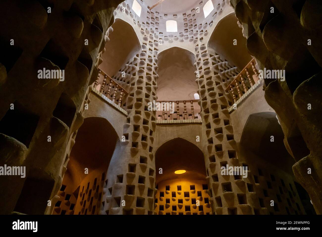 Meybod, Irán - 12.04.2019: Interior de la torre Pigeon en Meybod, provincia de Yazd, Irán. Antigua casa de paloma en la antigua Persia con un montón de agujeros de paloma Foto de stock