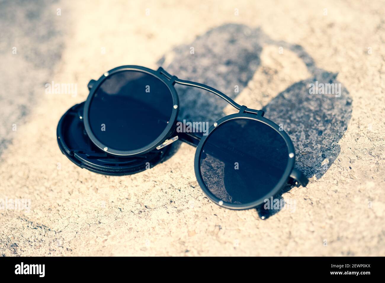 Acercarse amargo Mayor Gafas de sol Steampunk con lentes redondas grandes disparar fuera en un día  soleado closeup. Enfoque selectivo Fotografía de stock - Alamy