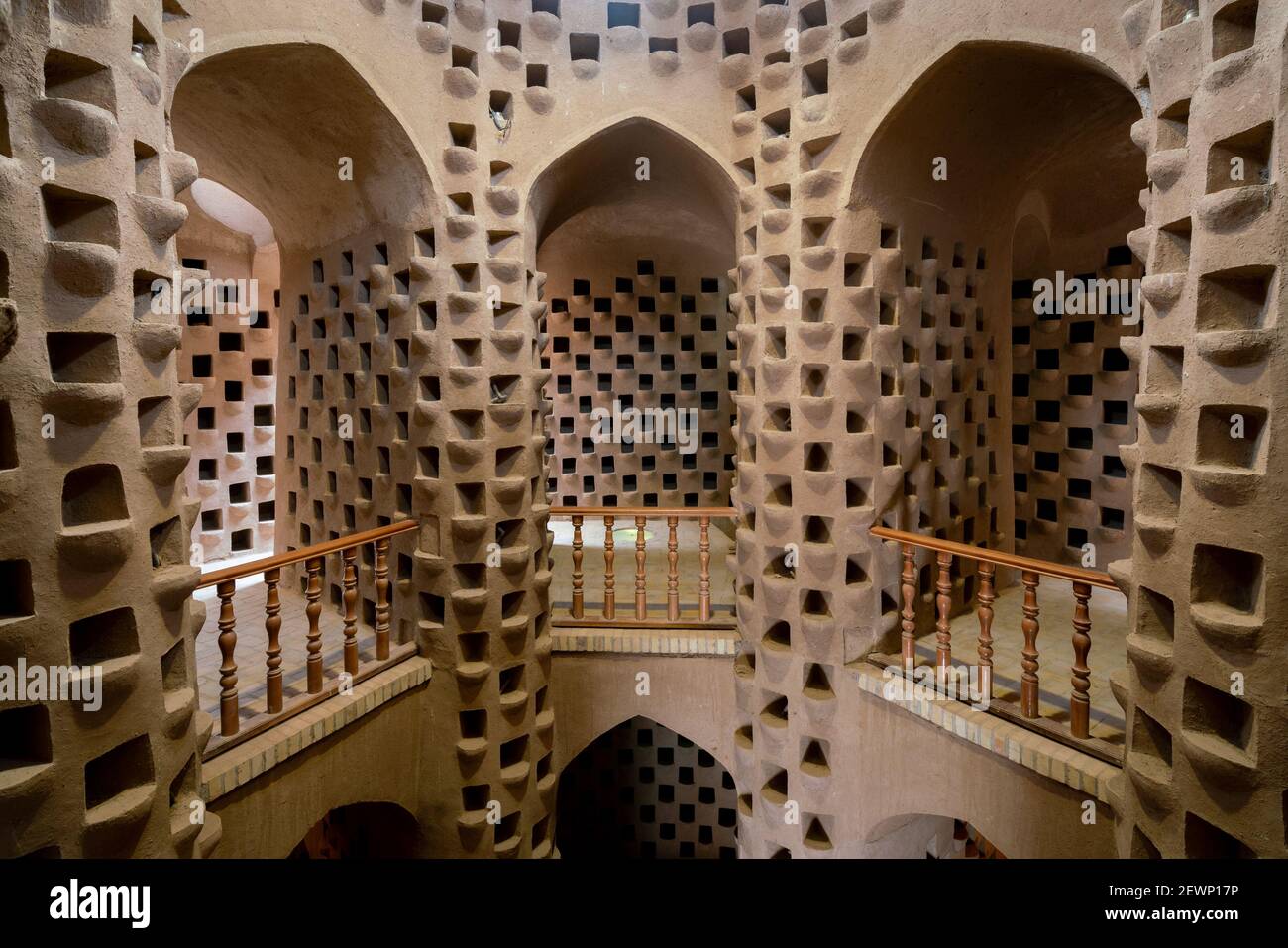 Meybod, Irán - 12.04.2019: Interior de la torre Pigeon en Meybod, provincia de Yazd, Irán. Antigua casa de paloma en la antigua Persia con un montón de agujeros de paloma Foto de stock