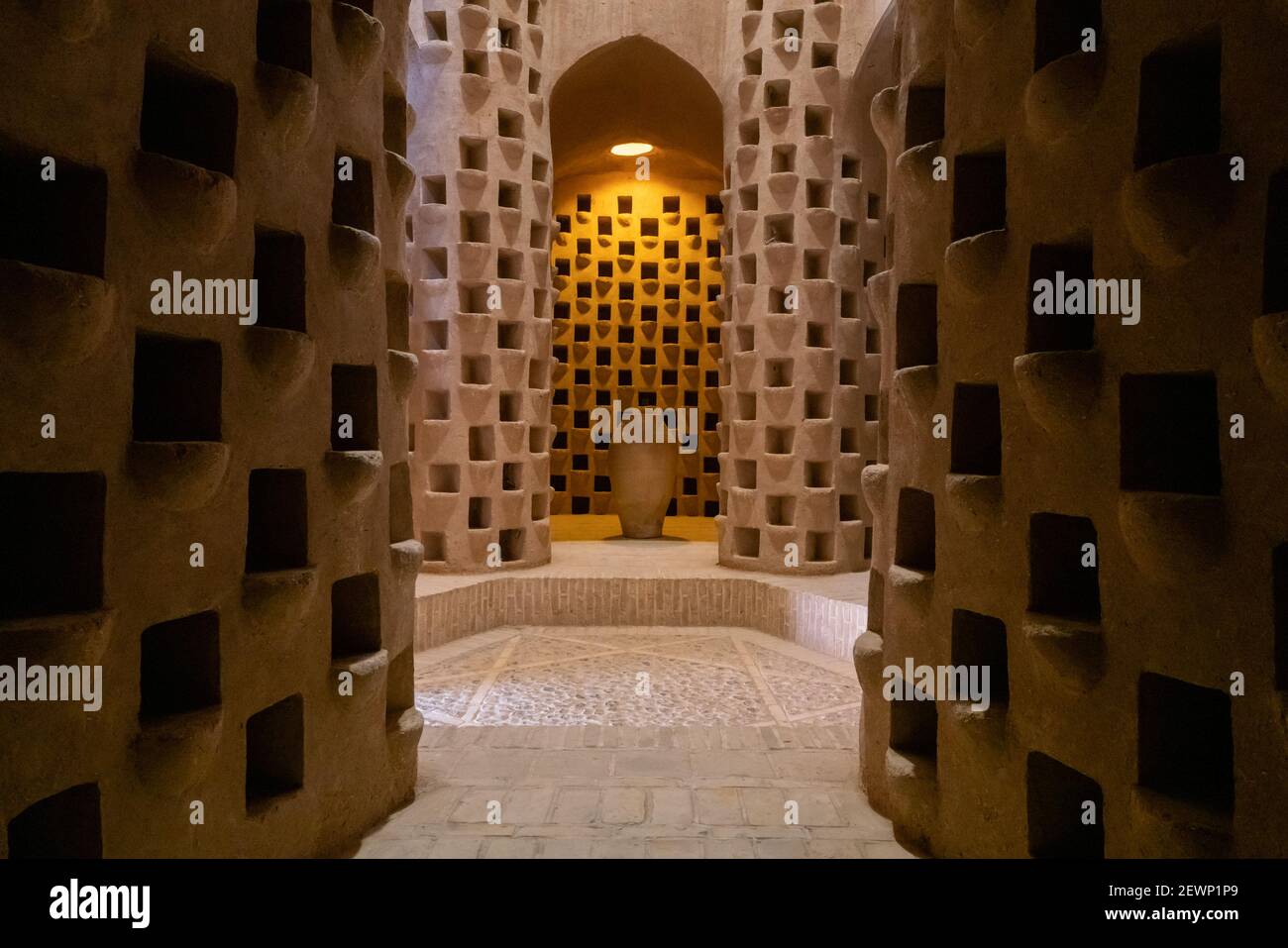 Meybod, Irán - 12.04.2019: Interior de la torre Pigeon en Meybod, provincia de Yazd, Irán. Antigua casa de paloma en la antigua Persia con un montón de agujeros de paloma Foto de stock