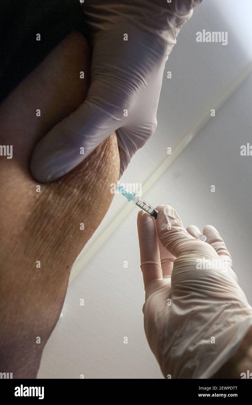 Vacunas contra Pfizer-BioNTech COVID-19 en el centro médico de Malmkoping, suecia, foto: Bo Arrhed Foto de stock