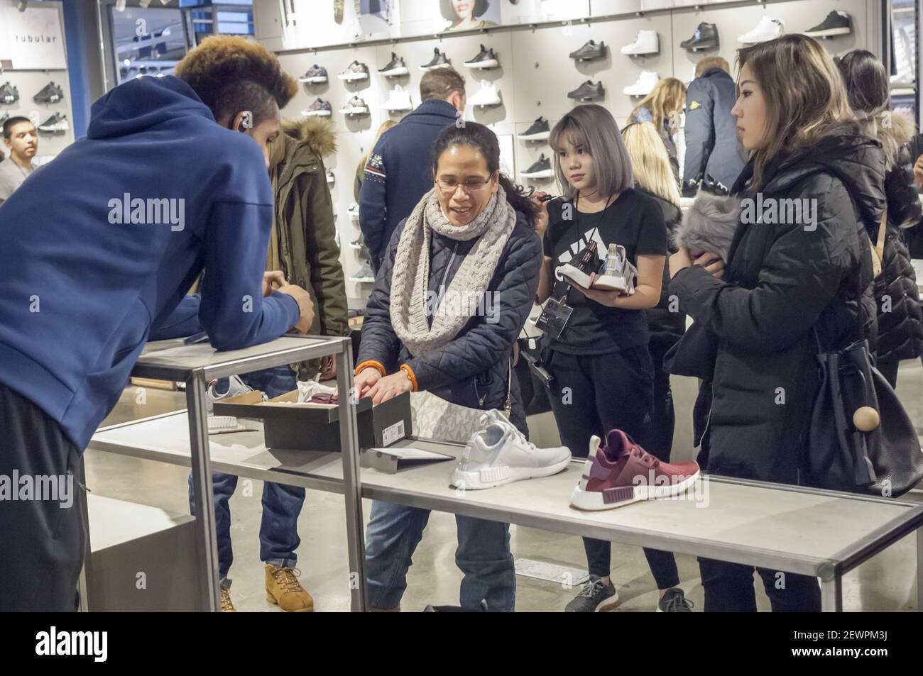 Seminario Pocos medio litro Los clientes se agolpan en la nueva tienda insignia de Adidas en la Quinta  Avenida en Nueva York el domingo, 11 de diciembre de 2016. A 45.000 pies  cuadrados la tienda es