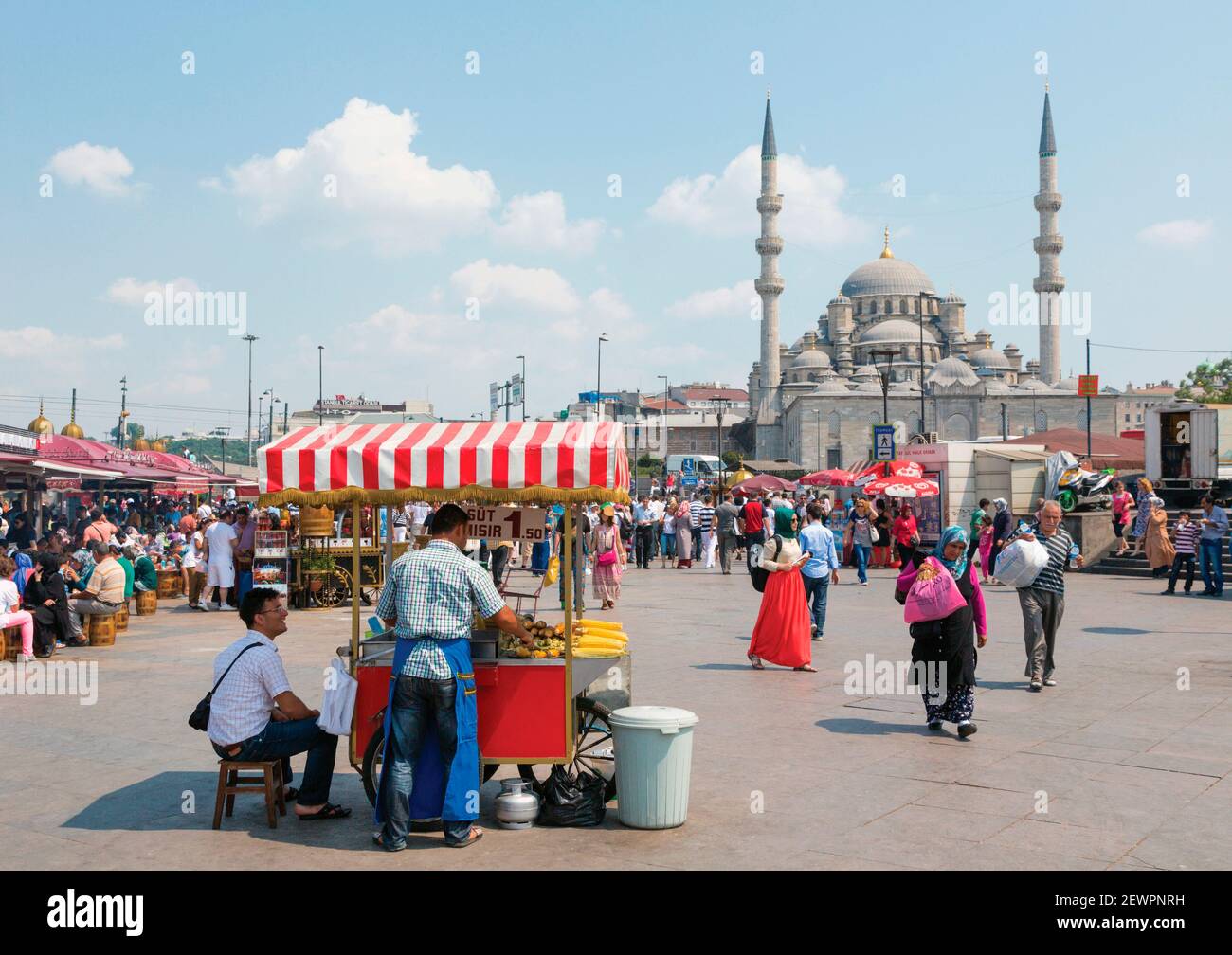 Estambul, Turquía. Puesto de comida en el muelle de Eminonu y la Mezquita Nueva, o Yeni Camii. Foto de stock