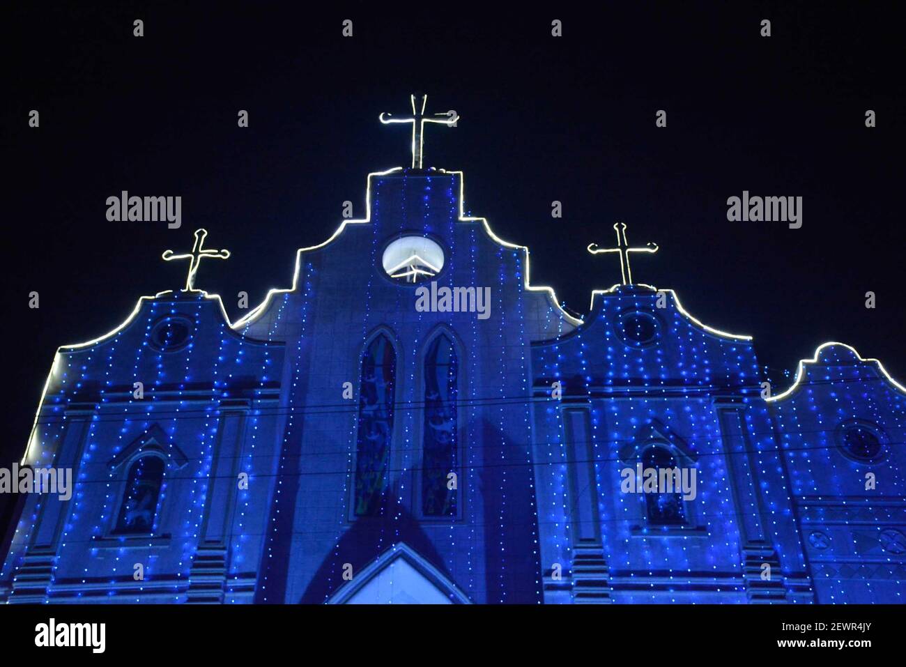 GHAZIABAD, INDIA - DICIEMBRE 24: Mariam Nagar Nandgram las iglesias están  adornadas con luces y una estrella para dar la bienvenida al festival con  alegría de Navidad el 24 de diciembre de