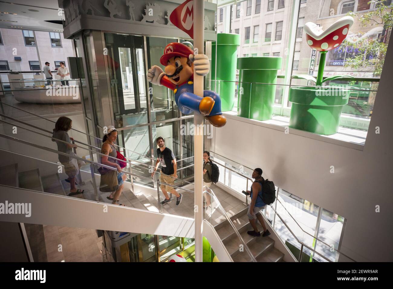 La tienda Nintendo New York en el Rockefeller Center en Nueva York el  jueves, 8 de septiembre de 2016. Nintendo anunció su primer beneficio  trimestral en un año citando ingresos de su