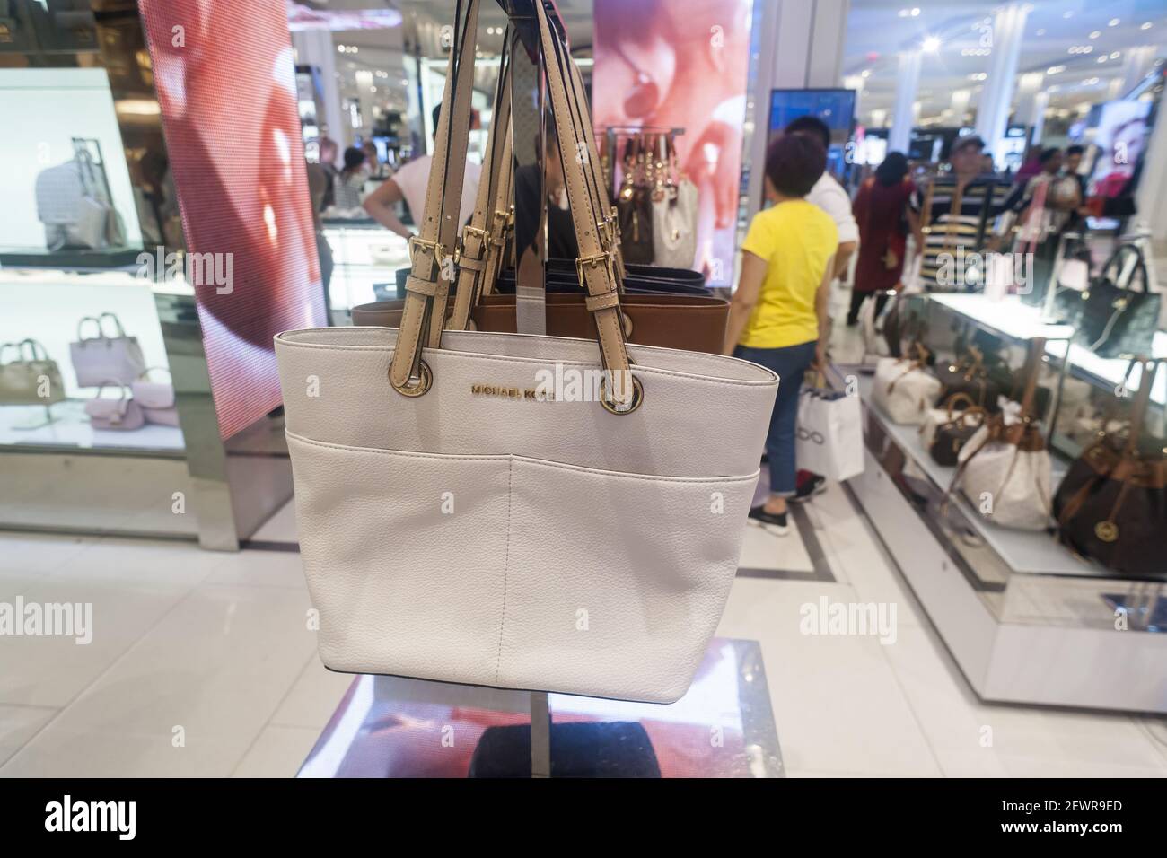 Bolsos y accesorios en exhibición en la tienda Michael Kors dentro de  Macy's en Nueva York el martes, 31 de mayo de 2016. Michael Kors está  programado para reportar ganancias e ingresos