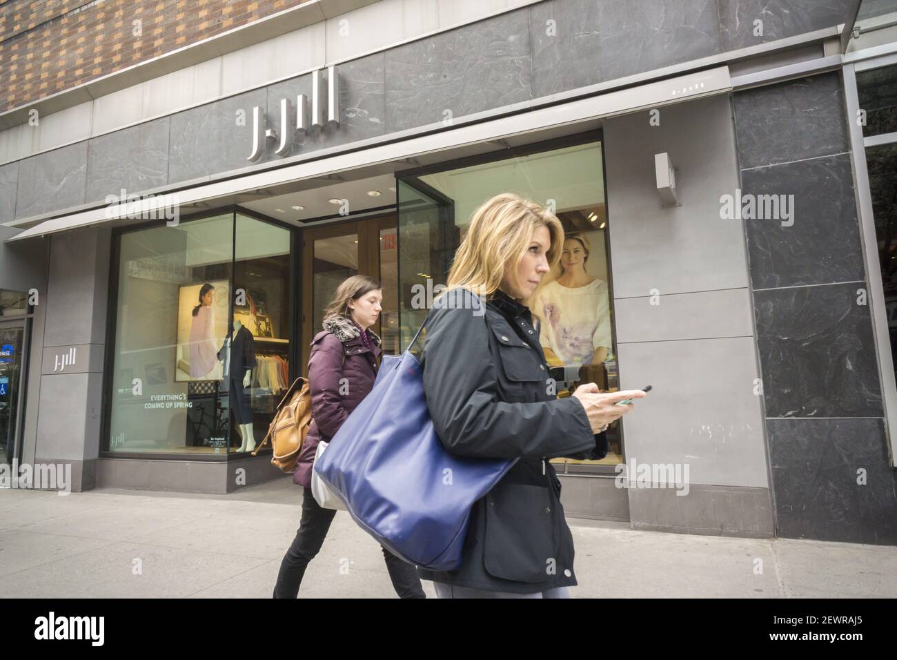Una tienda de ropa de mujer J. Jill en Nueva York el lunes, 11 de abril de  2016. (Foto byÊRichard B. Levine Fotografía de stock - Alamy