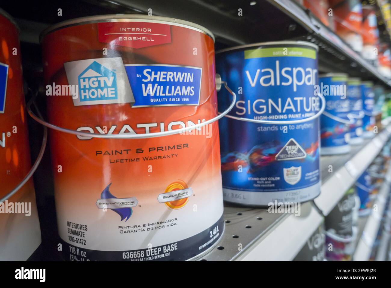 Las latas de la pintura de la Marca Sherwin-Williams Valspar y HGTV de  Sherwin-Williams se ven en una tienda de Lowe en Nueva York el lunes, 21 de  marzo de 2016. Lowe's