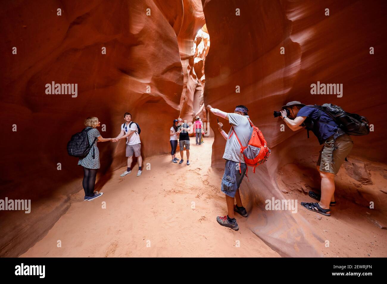Los turistas exploran un cañón en el Alto Antelope Canyon, Navajo Land, Arizona, Estados Unidos de América, Norteamérica Foto de stock