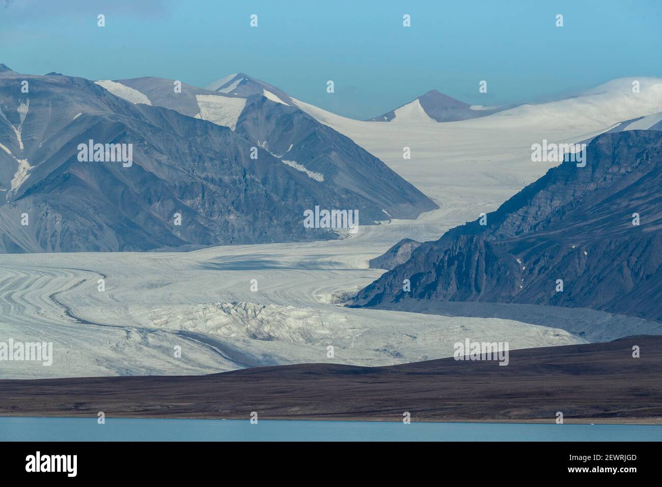 Glaciares de aguas residuales y montañas cubiertas de hielo en Eclipse Sound, Nunavut, Canadá, Norteamérica Foto de stock