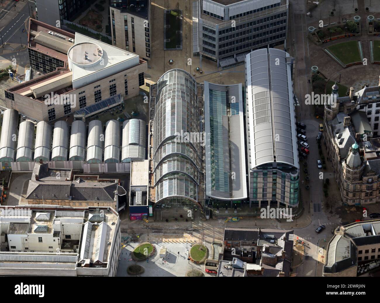 Vista aérea del jardín de invierno (invernadero grande) En el centro de la ciudad de Sheffield Foto de stock